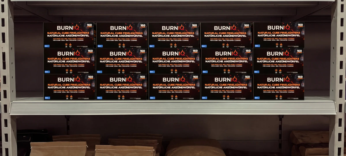 BURNIQ-Boxen gestapelt im Regal eines Gartencenters